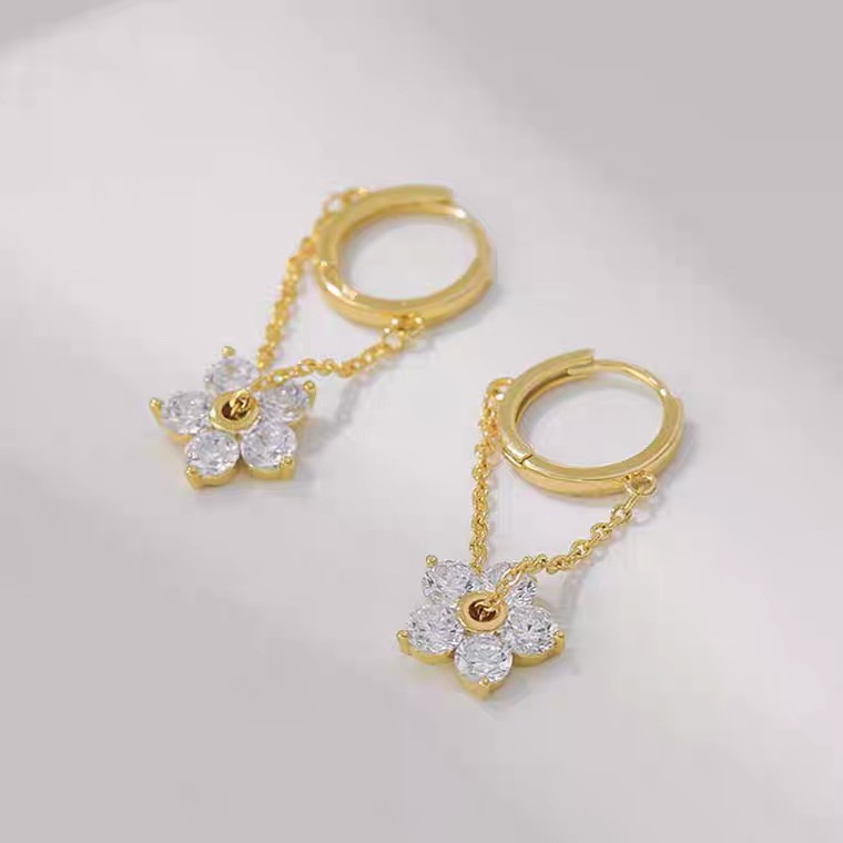 The ear buckles are adorned with plum blossom-shaped full zirconium earrings