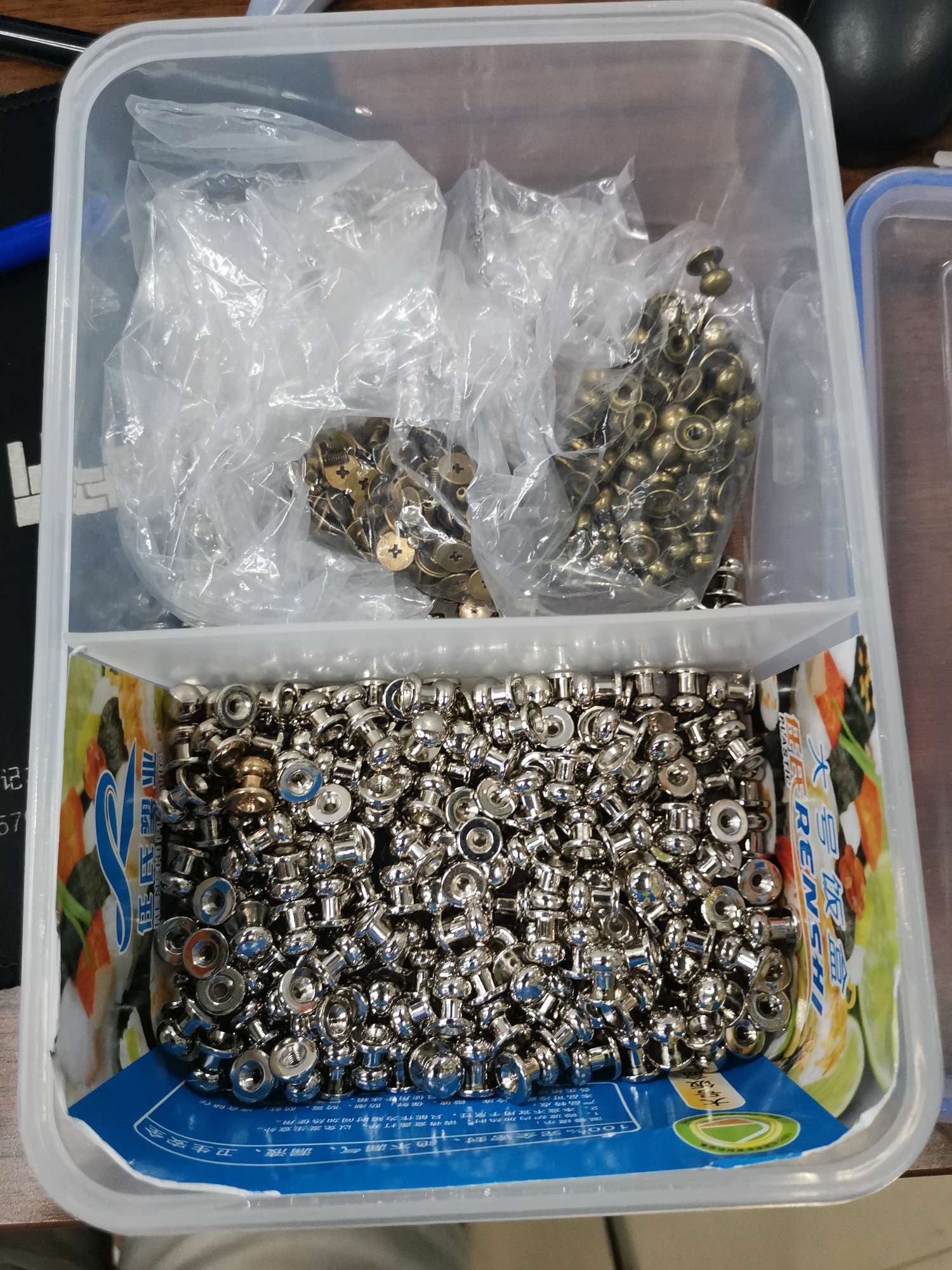 Heshangtou, factory direct sales of all kinds of hardware accessories, plastic accessories, heart buckles, square buckles, complete colors, wide variety, favorable prices. Welcome to customize with samples. details Picture