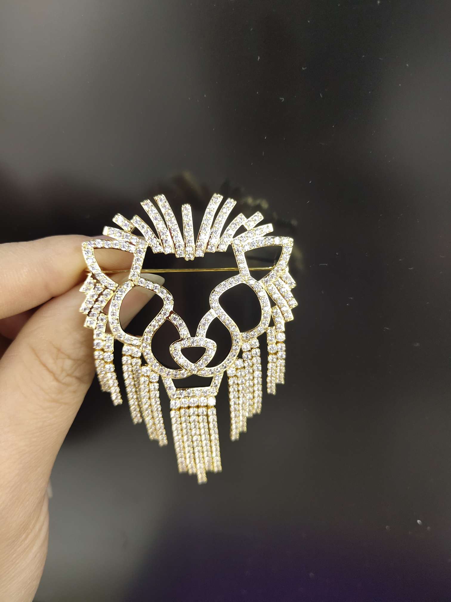 "National Trend Series: Fashionable lion, high-end anti-glare overcoat, suit, accessories, brooch. details Picture