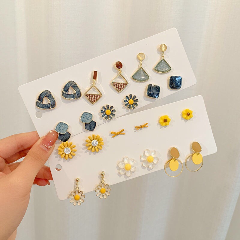 Stud earrings E38