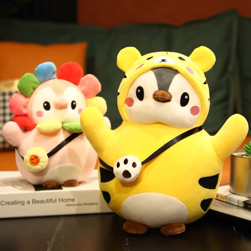 A cute Internet celebrity transforms into a penguin plush toy, a sleeping pillow, a birthday gift, and a female sunflower doll