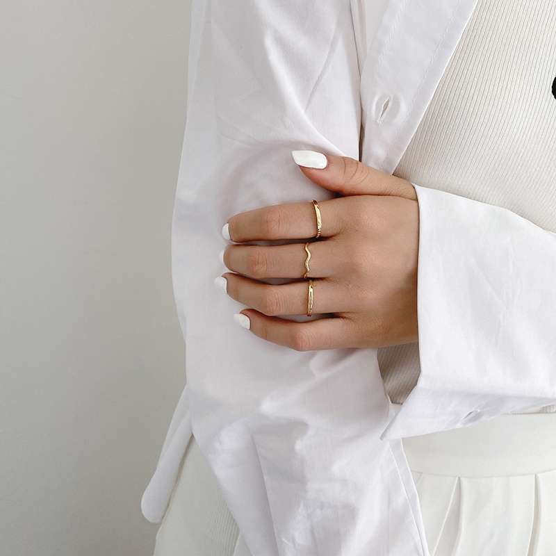 A fashionable women's ring with a thin gold ring and a plain design, combined with a simple silver ring Specification image