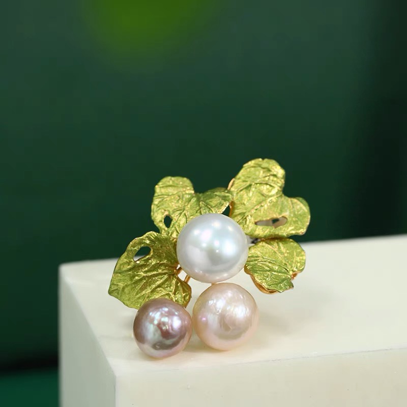 Emerald pearl brooch