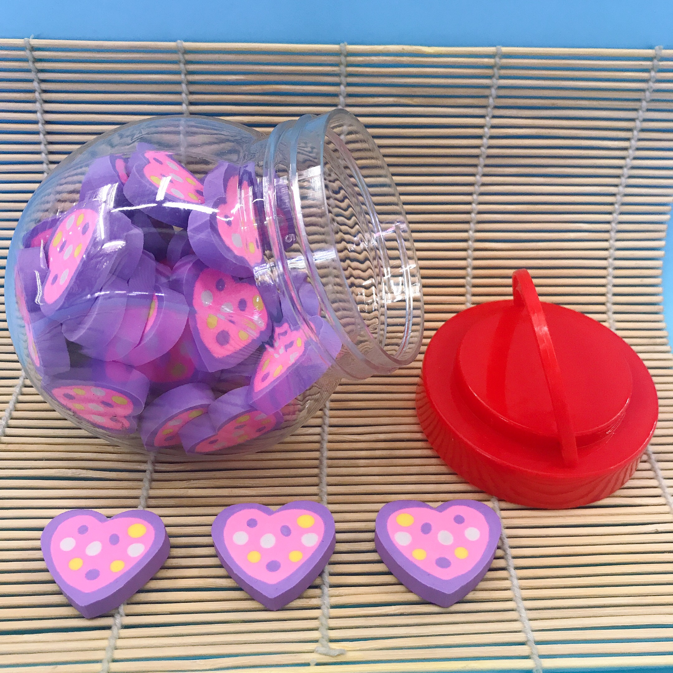 小斜桶紫色七彩点爱心橡皮擦，造型设计非常漂亮，可爱塑料小提桶包装详情图1