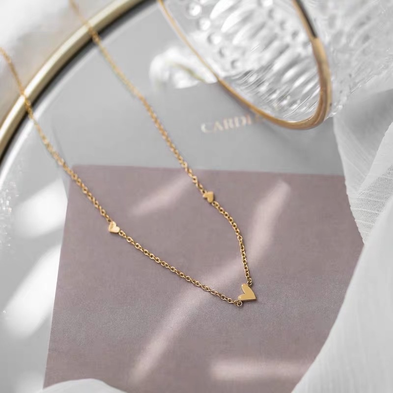 A new minimalist three-heart-shaped necklace and collarbone chain for women in summer, featuring a unique and light luxury style detail image 1