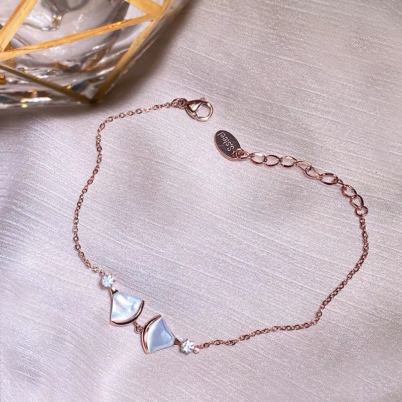 New simple and elegant shell bracelet for women, featuring a niche and light luxury Jieya steel decoration details Picture