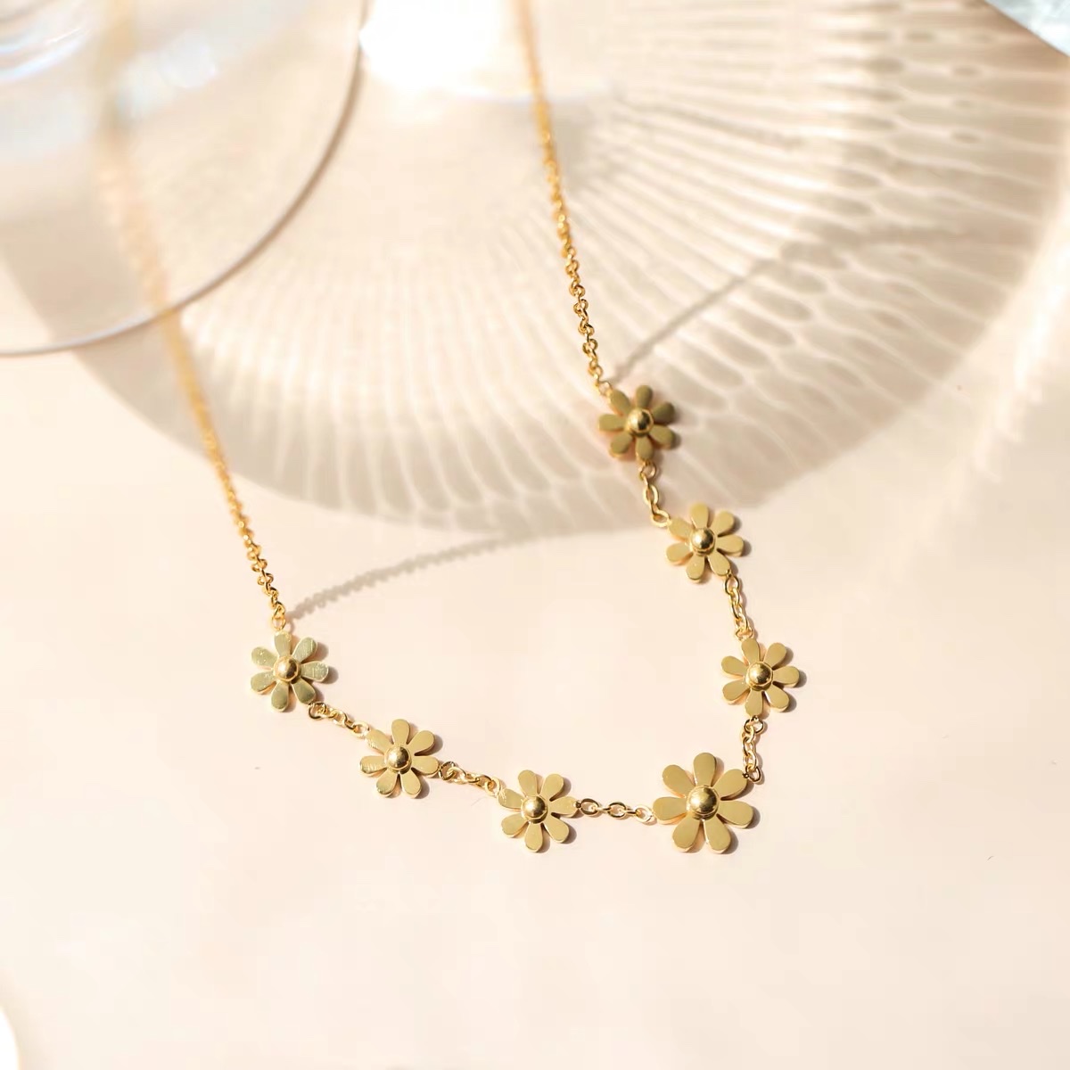 New niche and light luxury Daisy necklace for women, collarbone chain pendant 1, Jieya steel decoration detail image 1