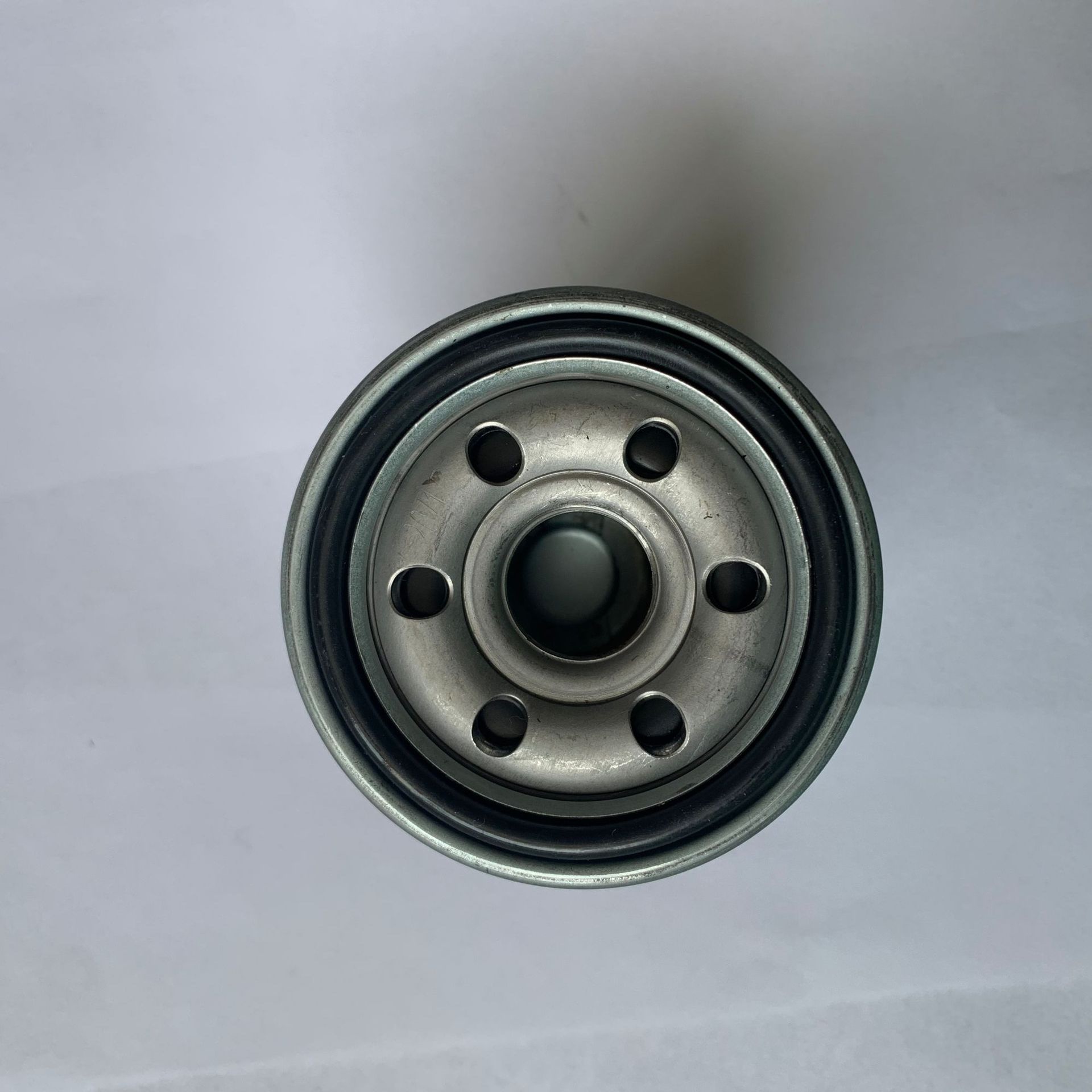 The oil filter MD135737 is suitable for Mitsubishi Motors details Picture