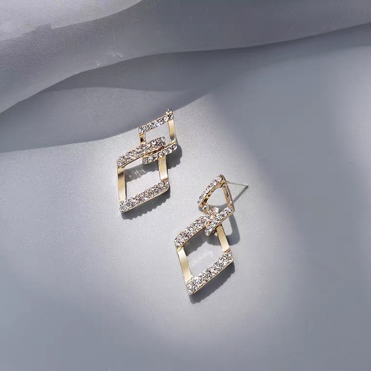 Top and bottom ribbed with small zirconium earrings