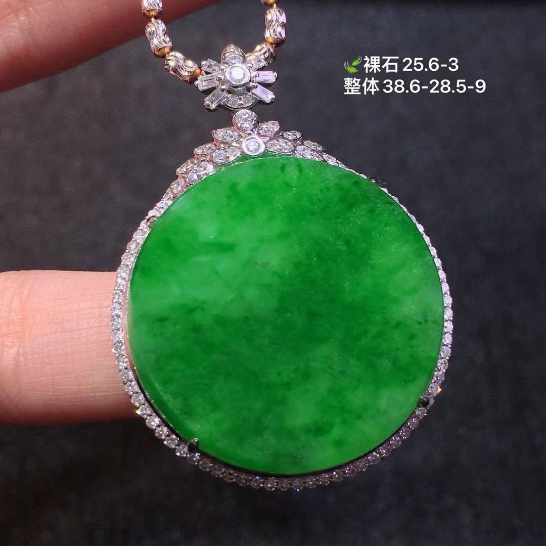 艳绿圆牌吊坠