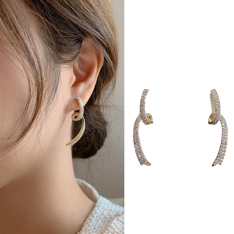 Simple cold wind stud women's new fashion mass design sense fashion earrings temperament earrings show thin face