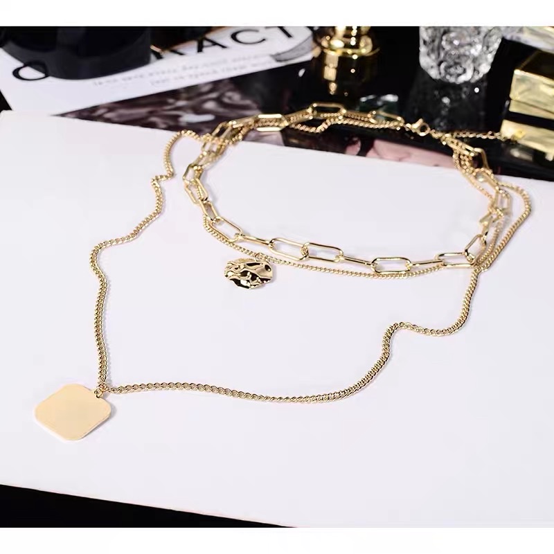 A Korean female Internet celebrity wearing a three-layer necklace has a retro collarbone sweater chain that is trendy and simple details Picture
