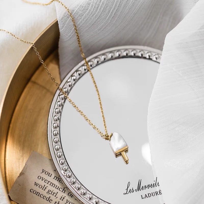 New niche and light luxury white mother-of-pearl necklace, women's collarbone chain pendant details Picture