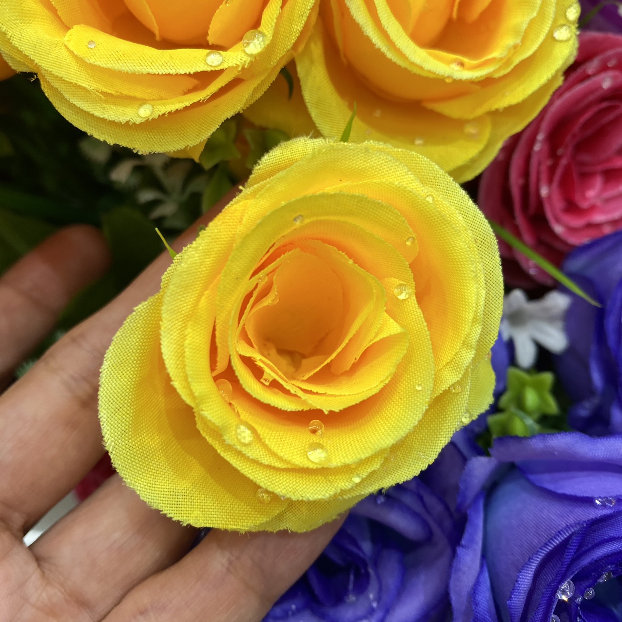 Water drop center rose yellow