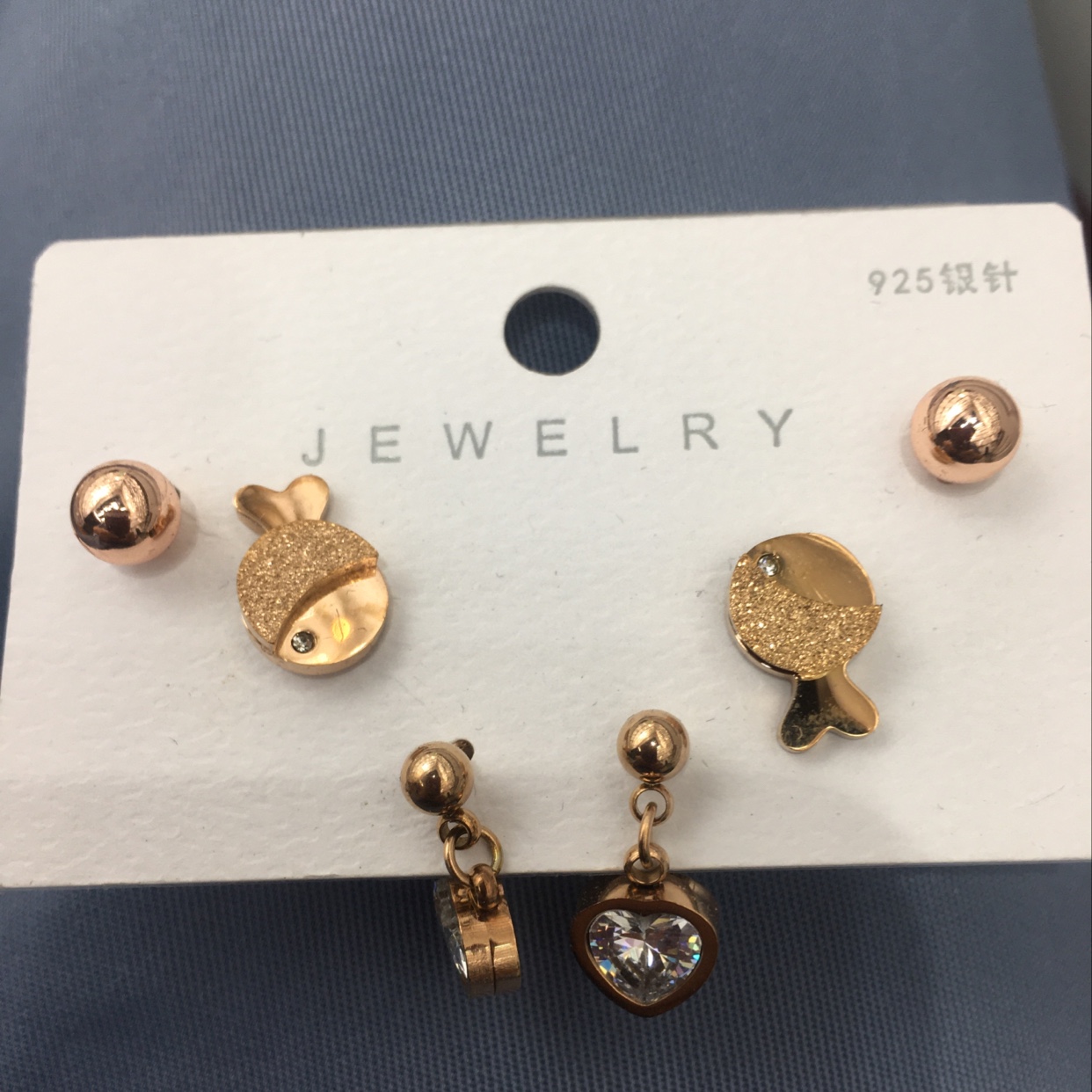 Small fish rose gold three pairs of earrings source manufacturers live fast hands, Tiktok preferred.