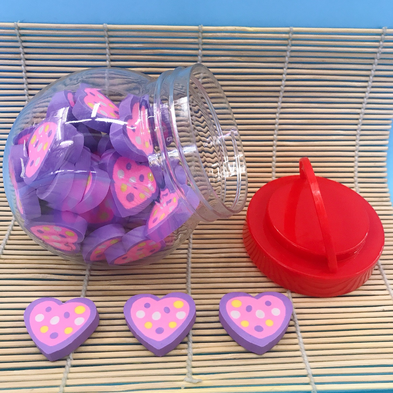 小斜桶紫色七彩点爱心橡皮擦，造型设计非常漂亮，可爱塑料小提桶包装