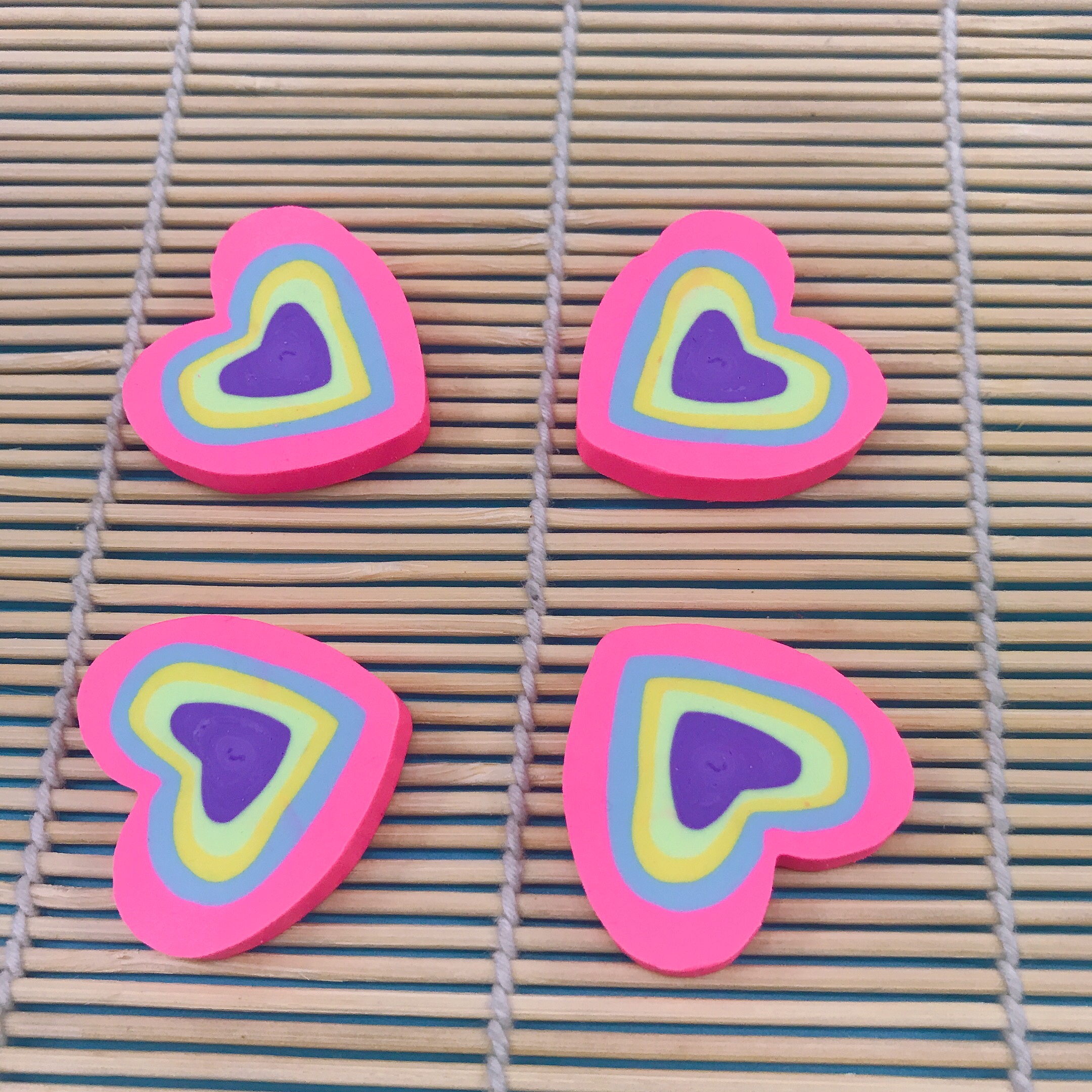 小斜桶包装环保粉边爱心橡皮擦 2D挤出颜色非常鲜艳可爱又好看柔软擦拭干净白底实物图