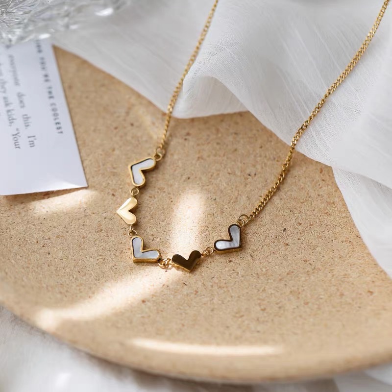 New niche and light luxury white shell heart necklace women's collarbone chain pendant details Picture