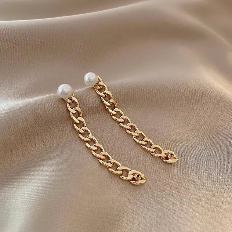 Flat chain with beaded earrings