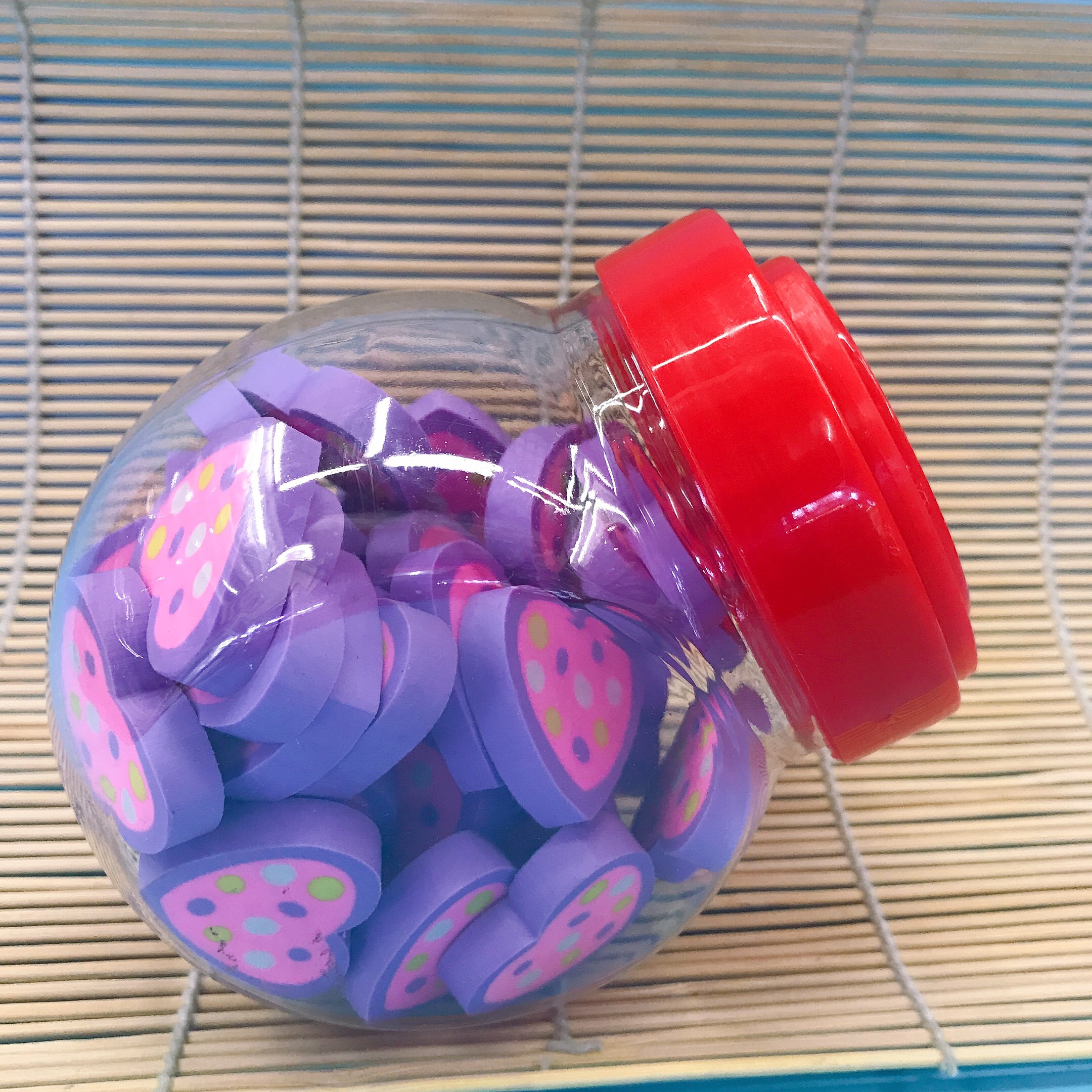 小斜桶紫色七彩点爱心橡皮擦，造型设计非常漂亮，可爱塑料小提桶包装详情图3