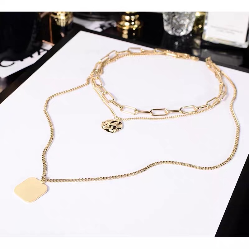 A Korean female Internet celebrity wearing a three-layer necklace has a retro collarbone sweater chain that is trendy and simple Application Scenario