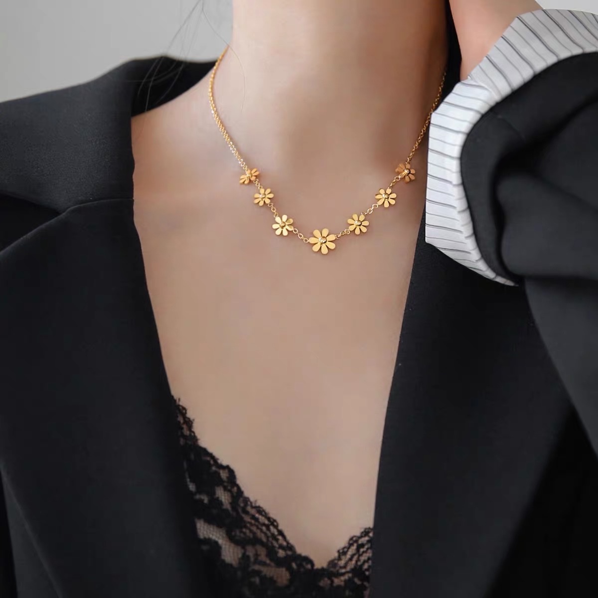 New niche and light luxury Daisy necklace for women, collarbone chain pendant 1, Jieya steel decoration Specification image
