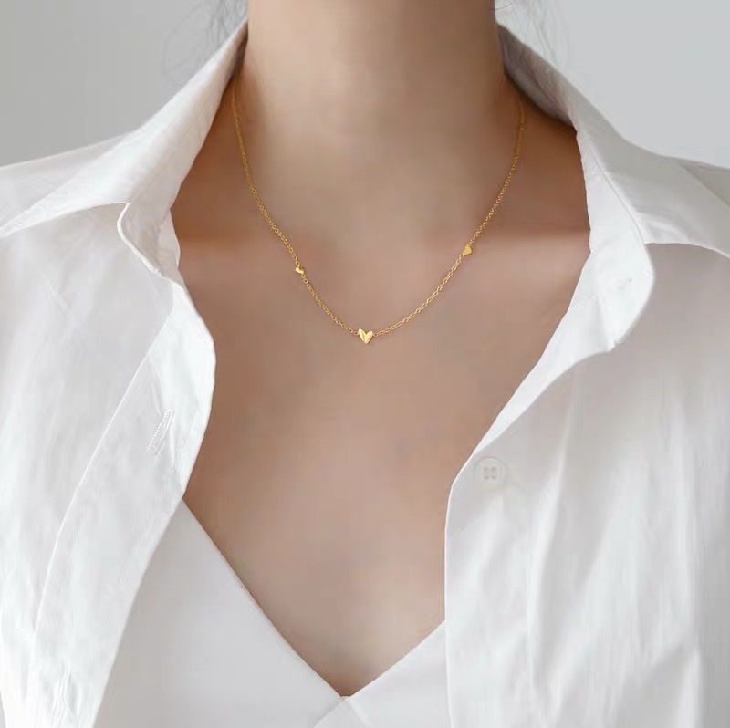 A new minimalist three-heart-shaped necklace and collarbone chain for women in summer, featuring a unique and light luxury style detail image 2