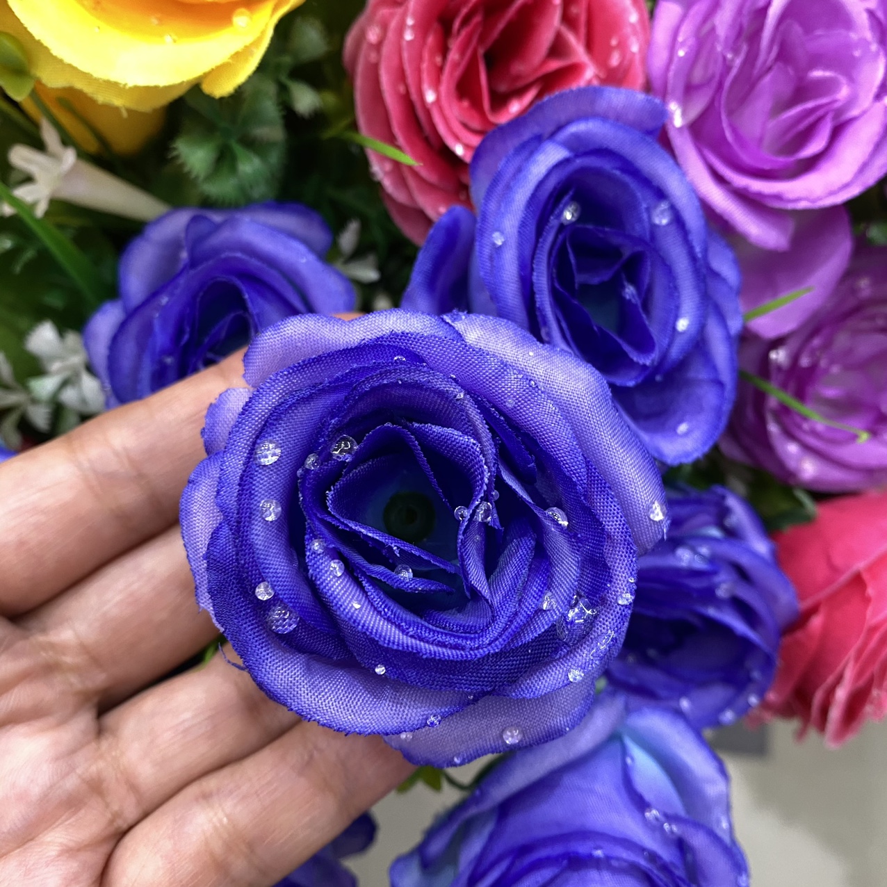 Water drop round center rose snow blue
