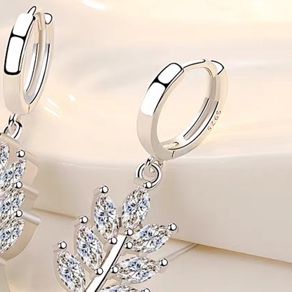 Ear buckles, horse eye leaf earrings