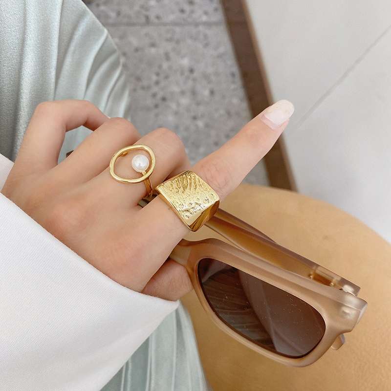 A niche design with a high-end feel, this ring is fashionable and individual for women. It features a simple and trendy style on Instagram, a pearl design, and is a retro index finger for Internet celebrities Item Picture