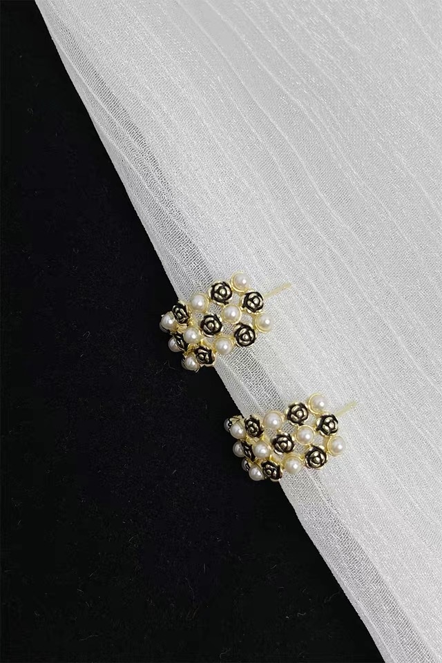 Black flowers with pearl stud earrings details Picture