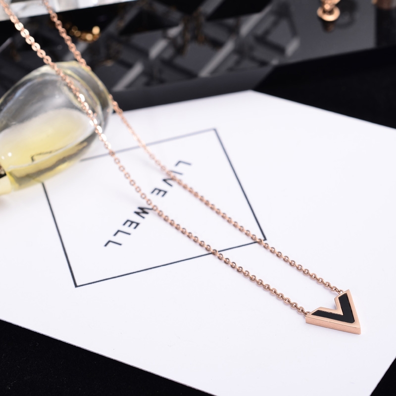 Niche design necklace female fashion network red spliced collarbone chain simple light luxury temperament choker 2021 new V shell necklace 21