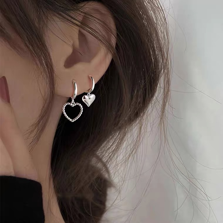 The ear buckle is in the shape of a beaded heart details Picture