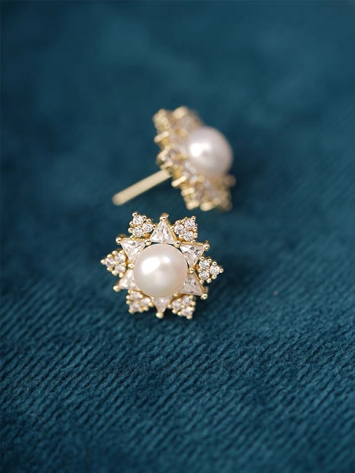Mass-market stud earrings details Picture