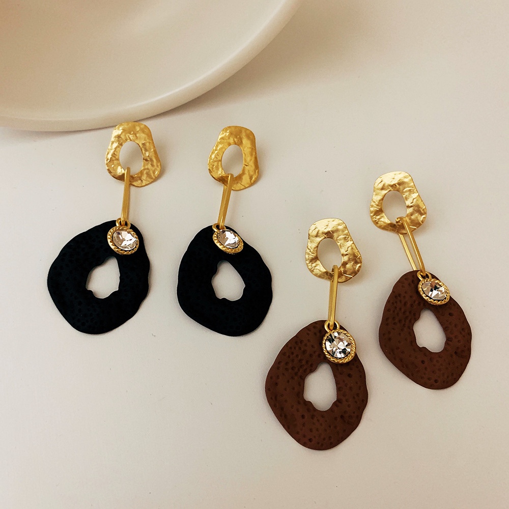 Geometric metallic spray paint earrings, elegant temperament.
