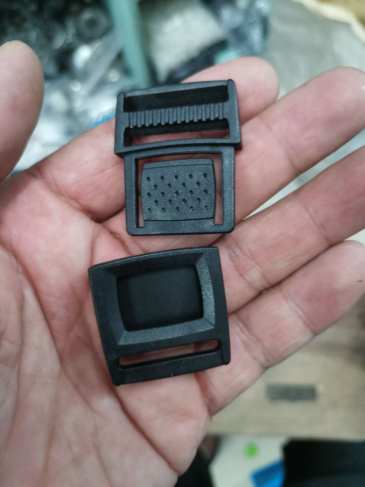 2.5 Middle plug, factory direct sales of various hardware accessories, plastic accessories, pull heart buckle, square buckle, complete colors, wide variety, favorable price. Welcome to customize with samples. details Picture