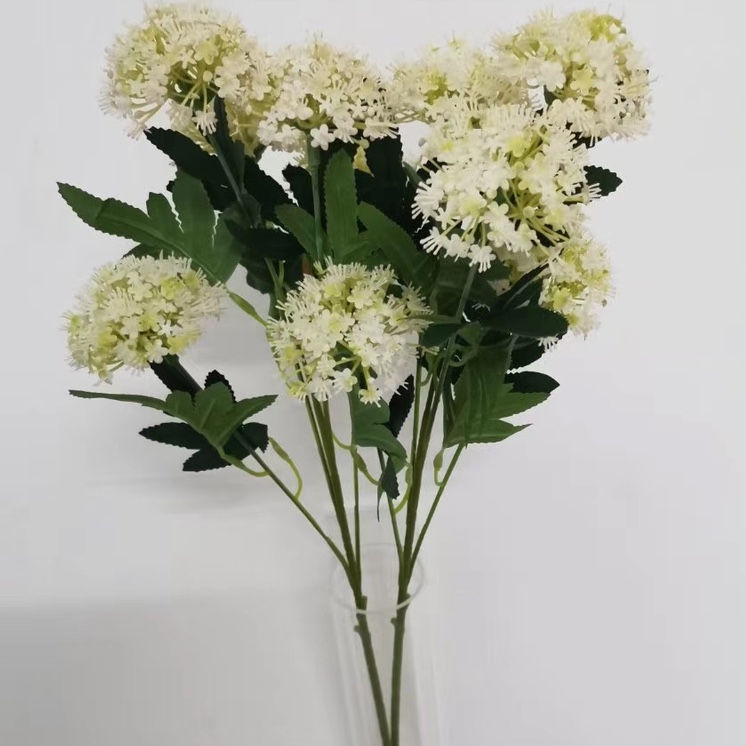 The five heads are emerald white