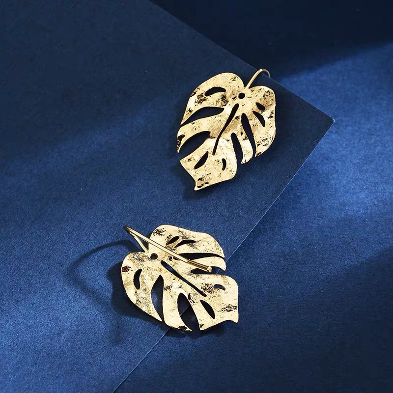 Neo-retro French delicate leaf metal small fresh ear hooks