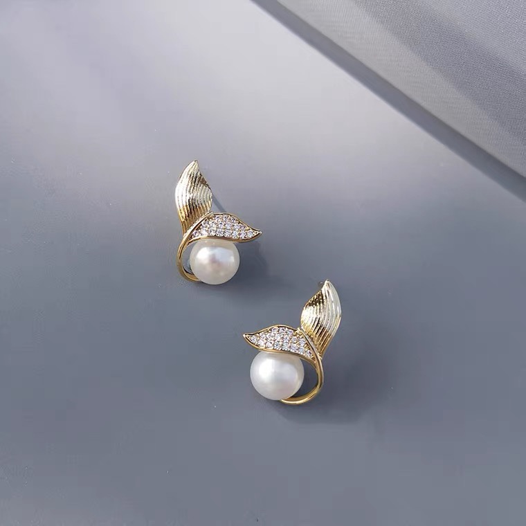 The fish tail is inlaid with zirconium and pearl stud earrings