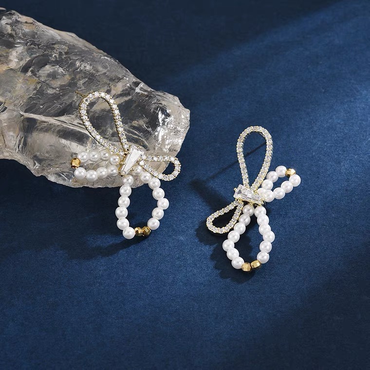 Zircon bow earrings with beads