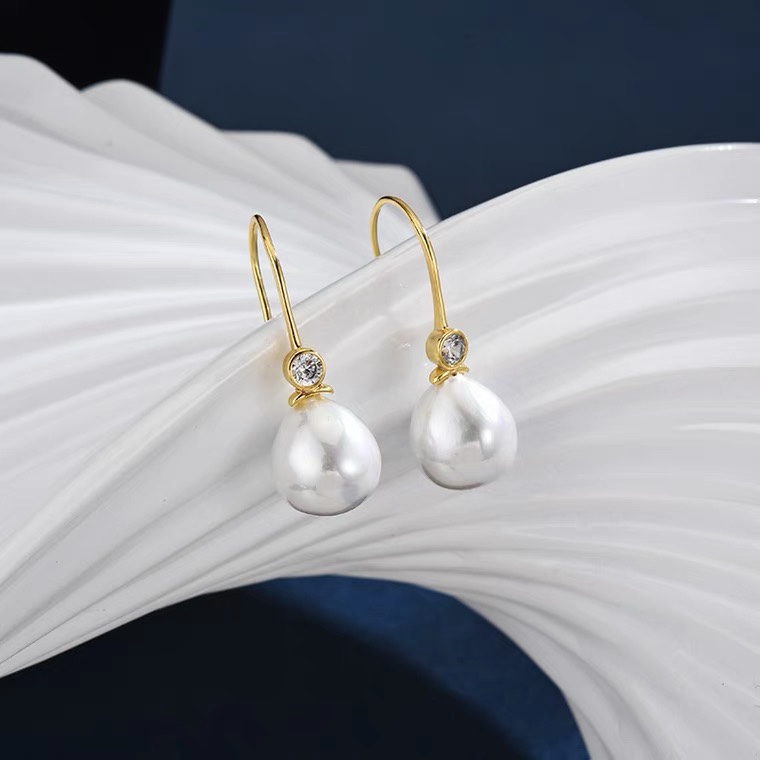 Classic ear hooks with pearls