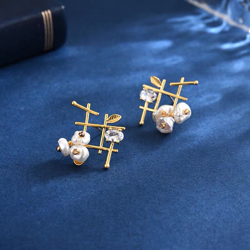 Shell Flower Design Pearl rhinestones do not gauge individuality foreign air earrings