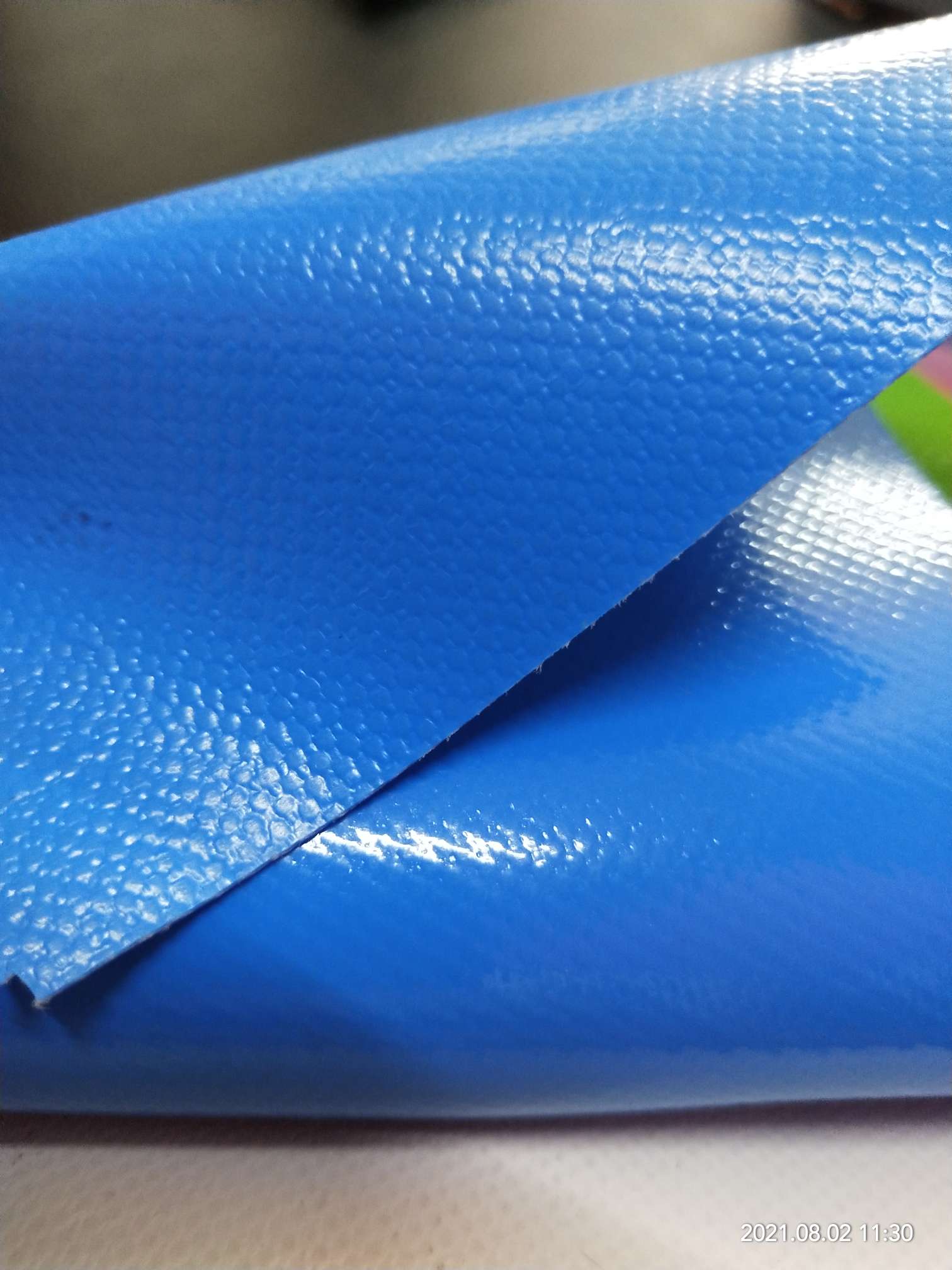 Alta calidad brillante azul claro PVC clip tela de malla tela de equipaje todo tipo de alfombras de gimnasia todo tipo de bolsas tejido especial Specification image