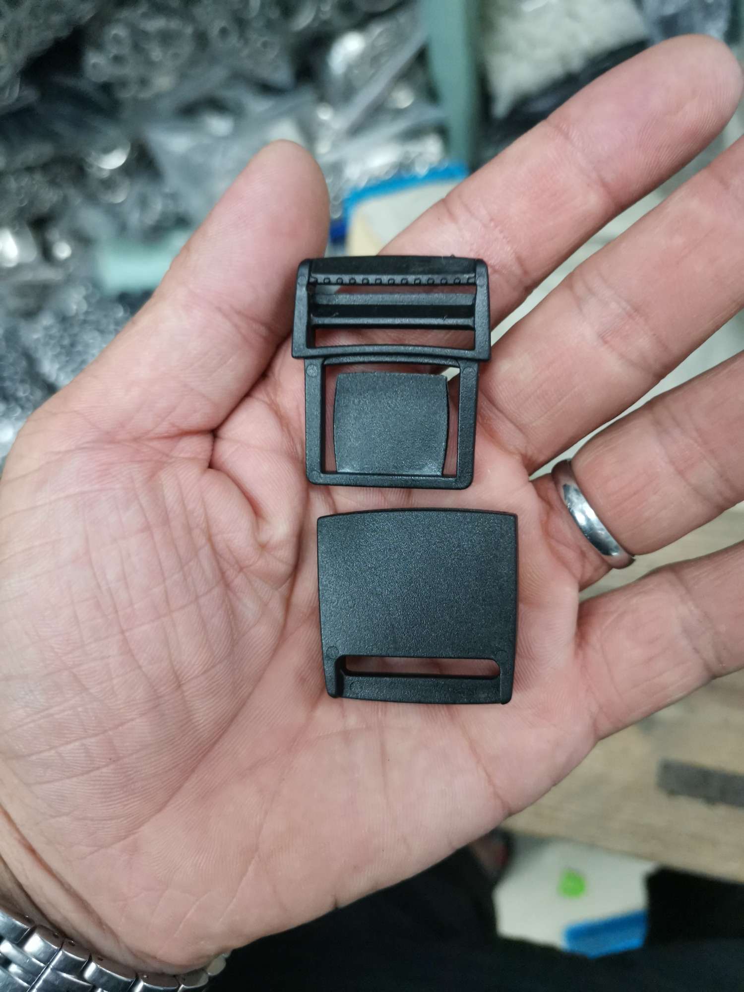 2.5 Middle plug, factory direct sales of various hardware accessories, plastic accessories, pull heart buckle, square buckle, complete colors, wide variety, favorable price. Welcome to customize with samples. Specification image