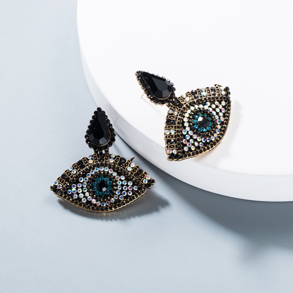 Eyes full of diamond earrings, European and American fashion.