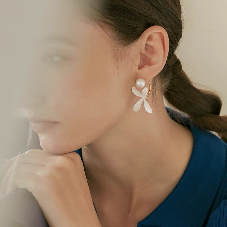 Beaded earrings with white flowers