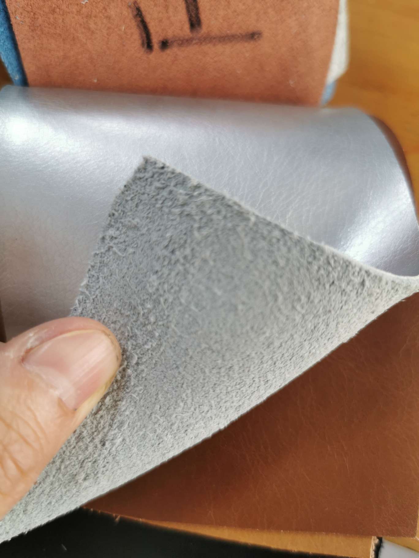 Two-layer cowhide, silver film detail image 2