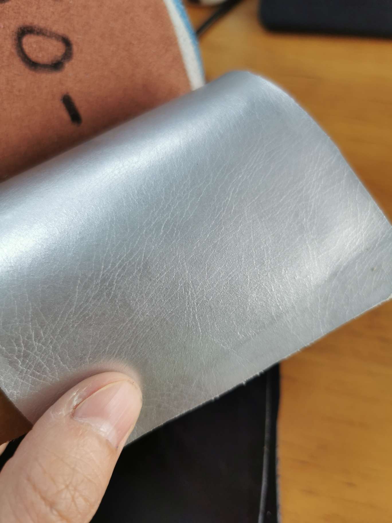Two-layer cowhide, silver film detail image 4