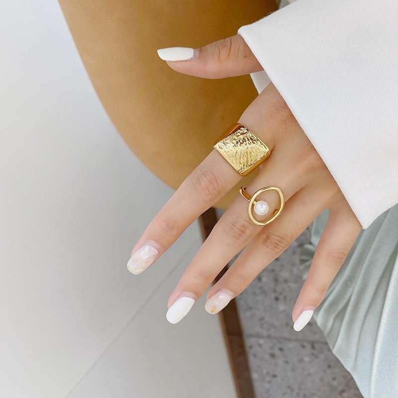 A niche design with a high-end feel, this ring is fashionable and individual for women. It features a simple and trendy style on Instagram, a pearl design, and is a retro index finger for Internet celebrities details Picture
