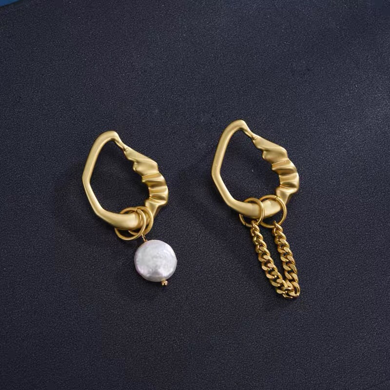 Retro retro personality Baroque court style false temperament earrings